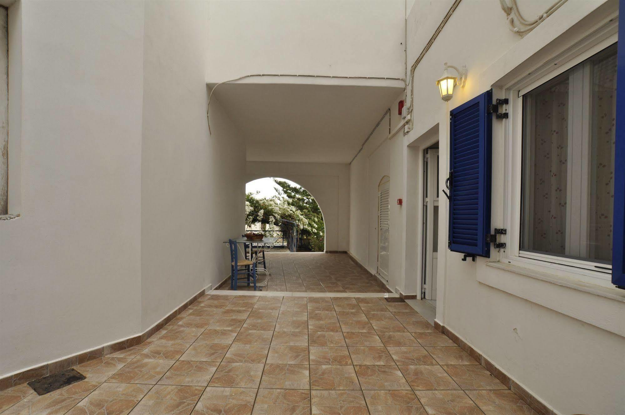 Manos Apartments Megas Gialos - Nites Bagian luar foto