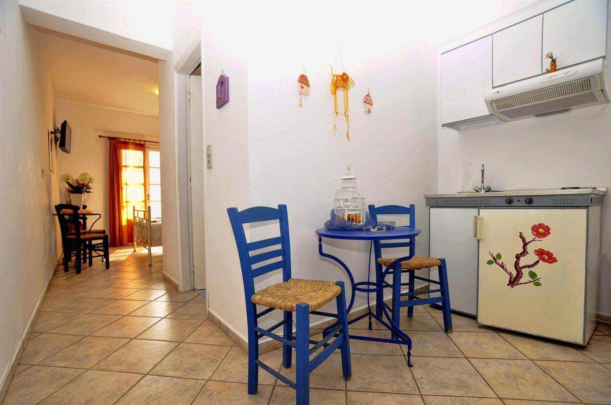Manos Apartments Megas Gialos - Nites Bagian luar foto